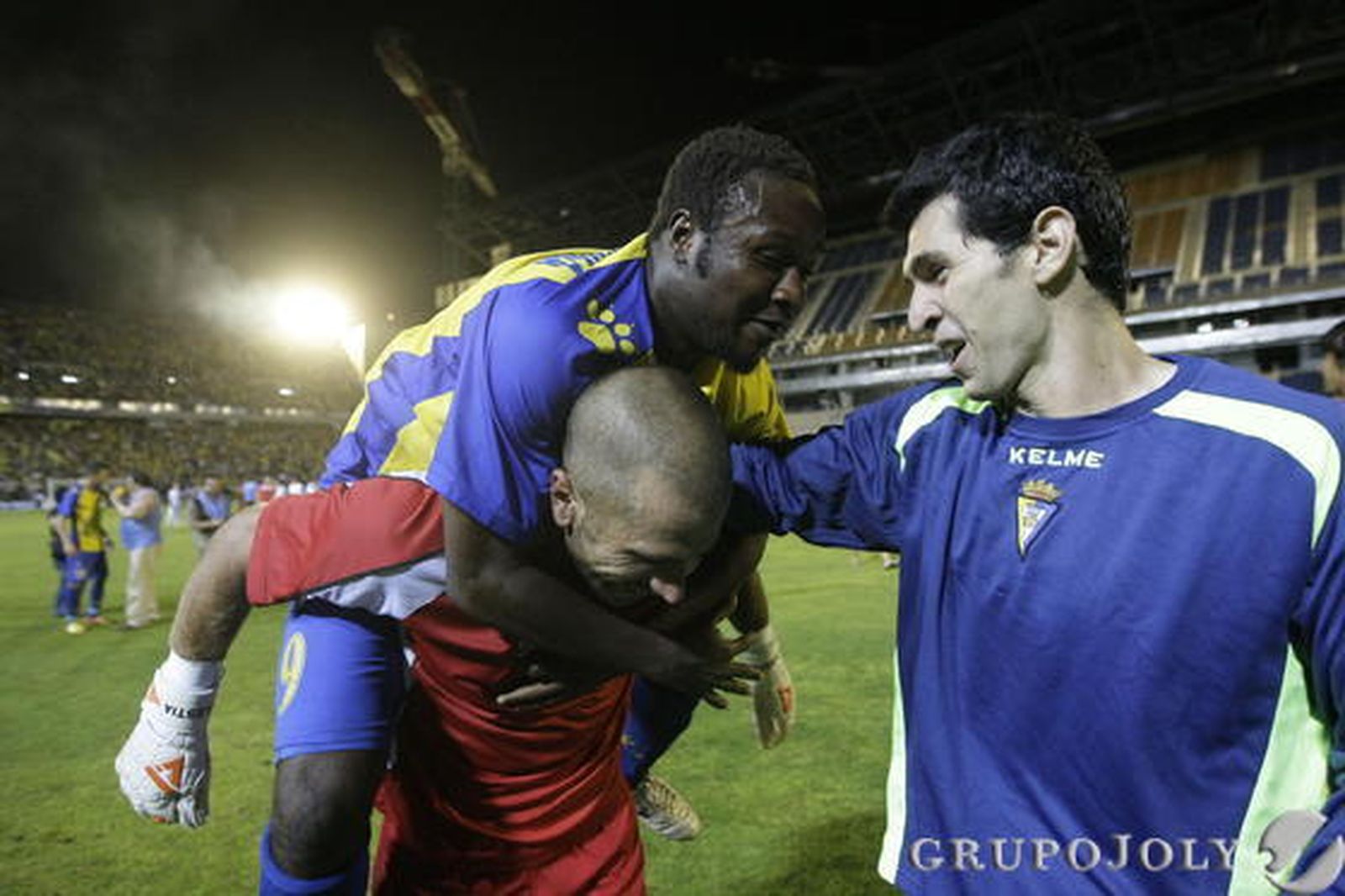 Akinsola y Juanjo felicitan a Aulestia. 

Foto: Julio Gonzalez