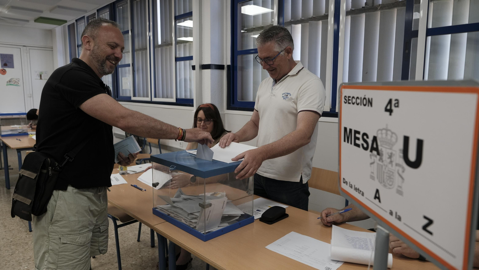 Ciudadano depositando el voto.