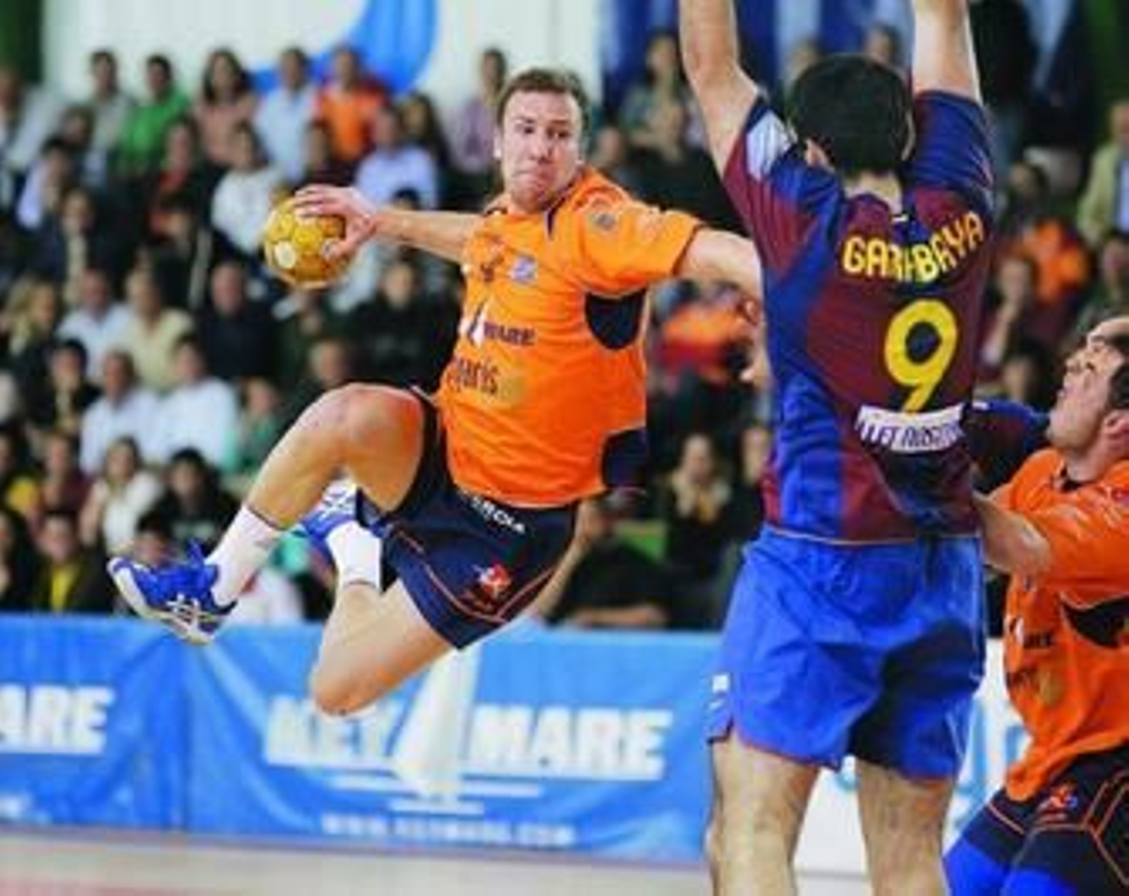 Tioumentsev intenta lanzar ante la oposición de Rubén Garabaya.