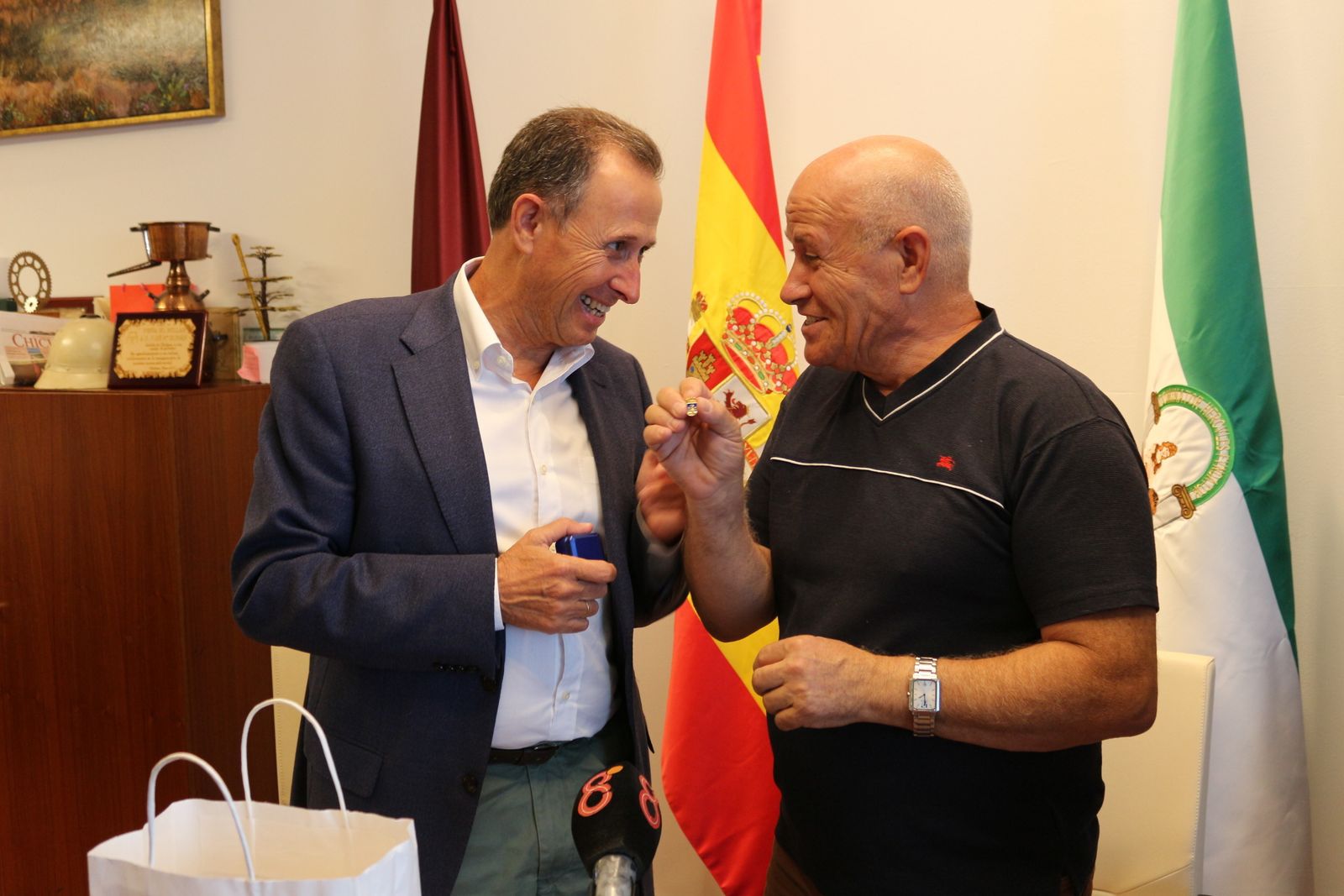 El alcalde de Chiclana le entregó una insignia el pasado septiembre.