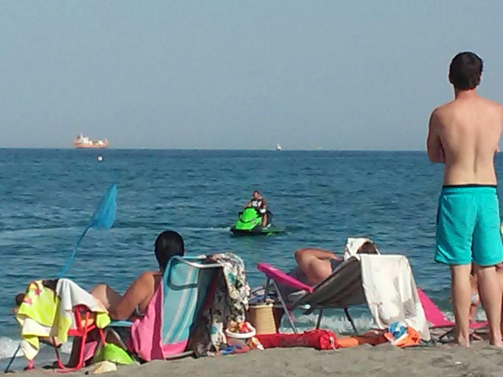 Una moto de agua, cerca de la zona de baño en la playa de Levante de La Línea, en verano.