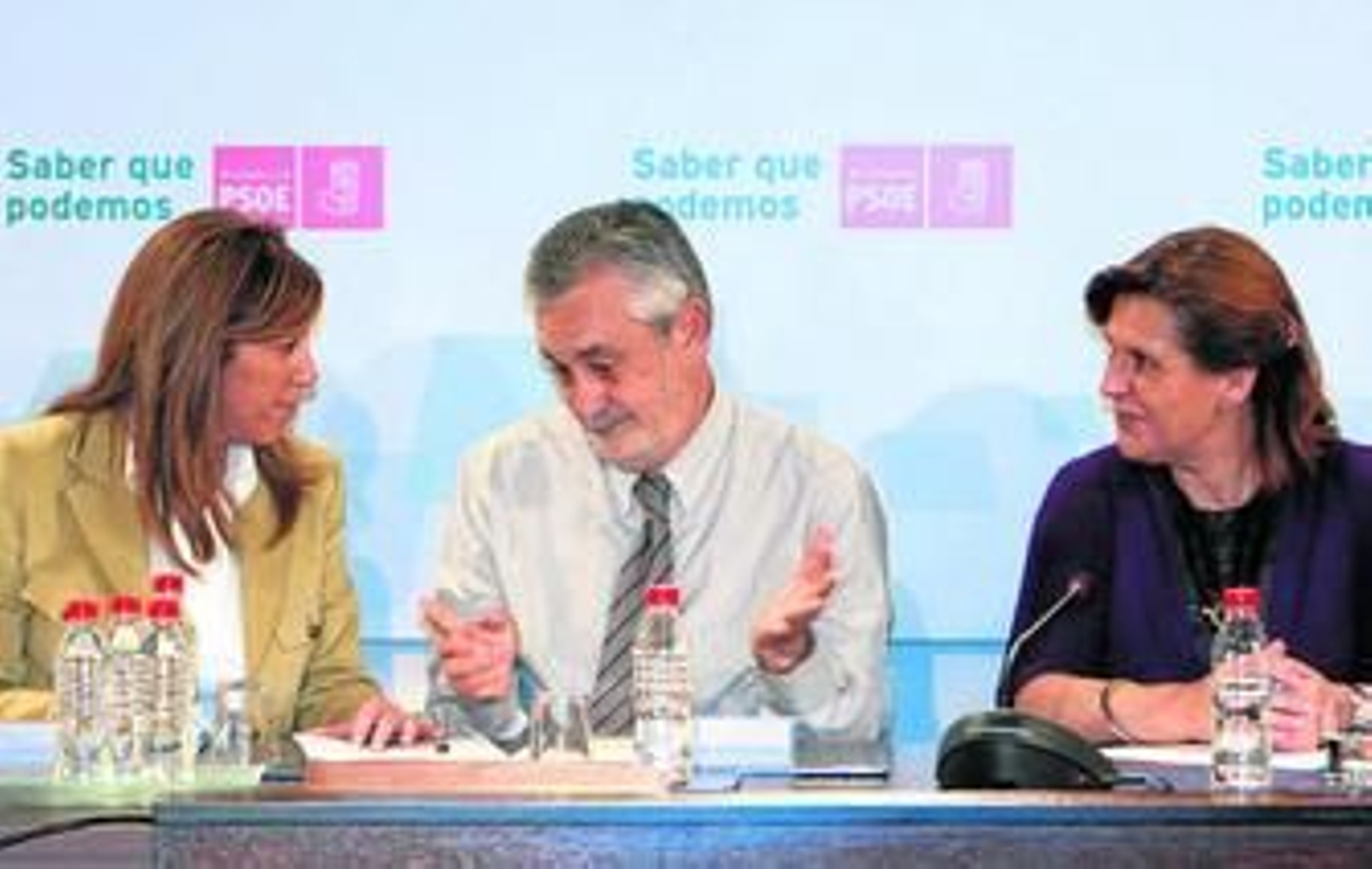 Griñán gesticula ante la mirada de Susana Díaz, secretaria de Organización del PSOE-A, y Rosa Torres, presidente del PSOE-A.