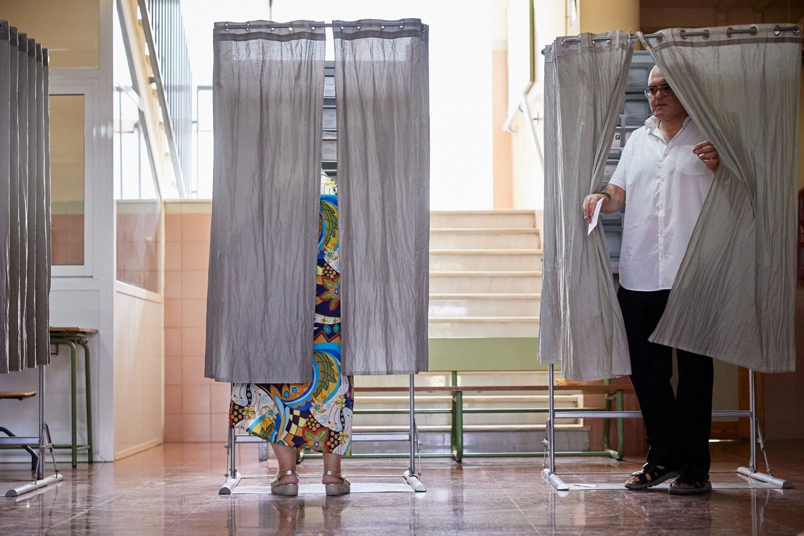 Fotos: Así están siendo las colas en los colegios electorales de Granada