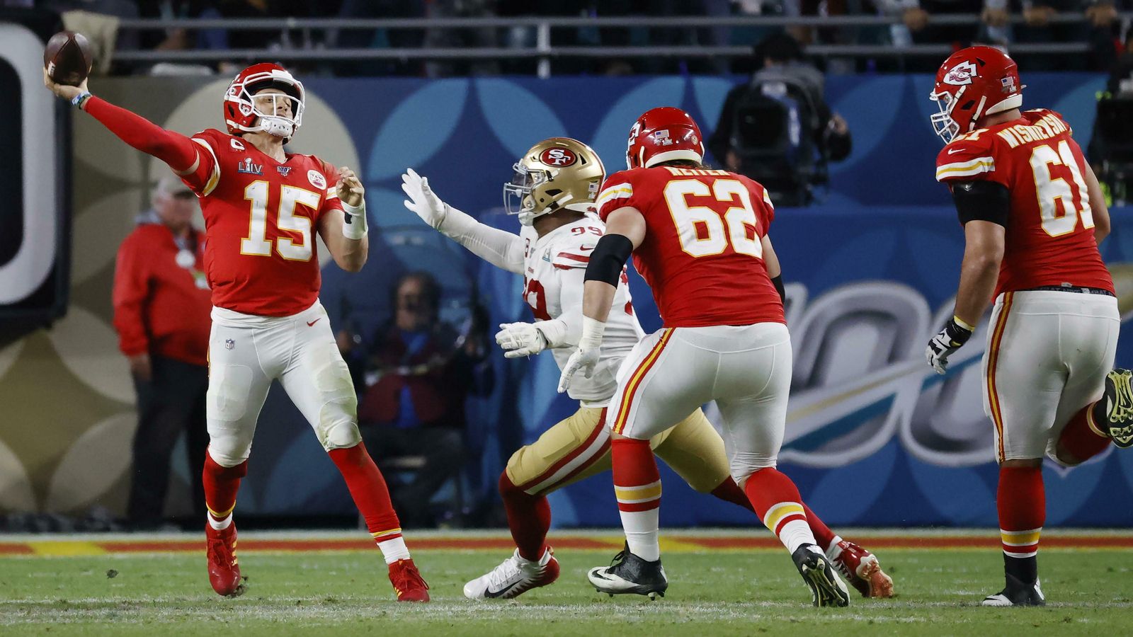 Mahomes lanza el pase de 44 yardas a Tyreek Hill que cambió el partido