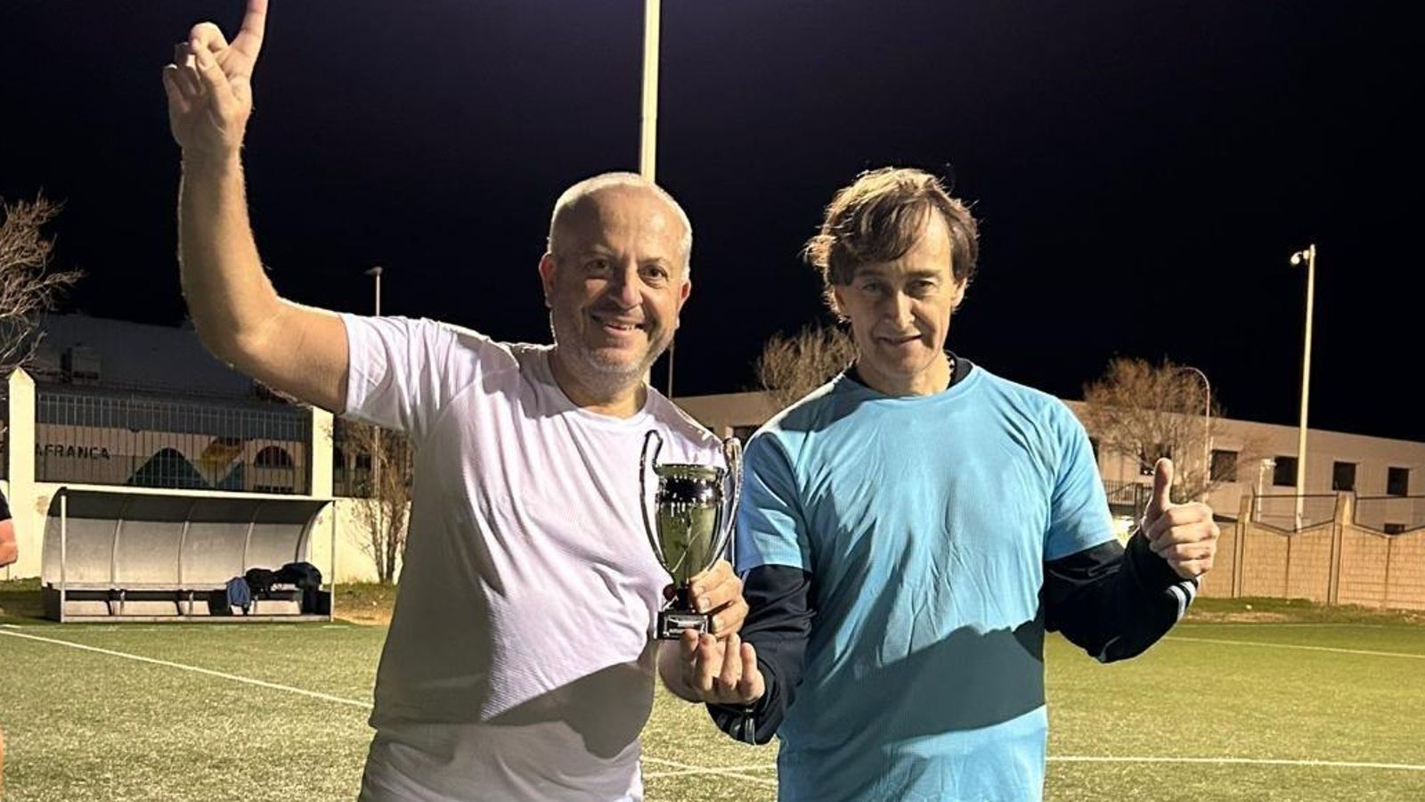 Los capitanes de los equipos, Luis Márquez y Antonio Pérez Cabrales, tras finalizar el partido