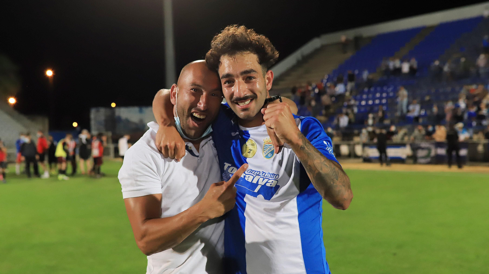 Ángel celebra junto a Quirós en La Juventud el pase del Xerez CD a la final del 'play-off'.