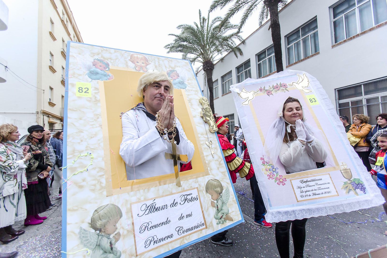Dos participantes en la Cabalgata del Humor.