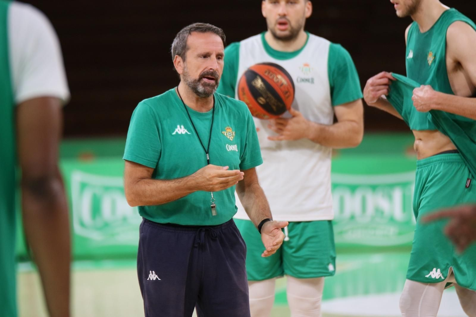 Plaza da instrucciones a sus jugadores durante un entrenamiento.