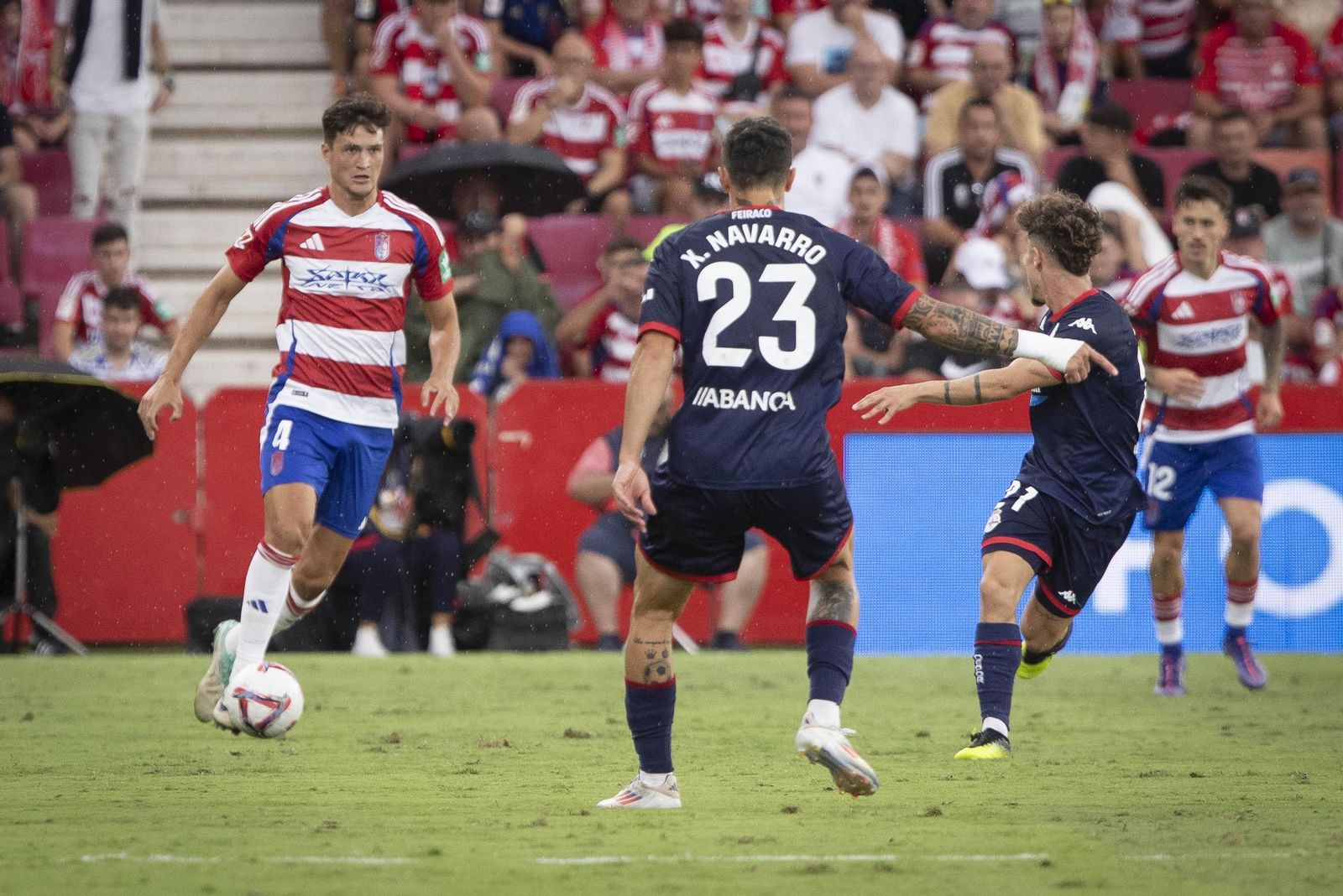 Un ataque del Granada CF en el partido ante el Deportivo de La Coruña