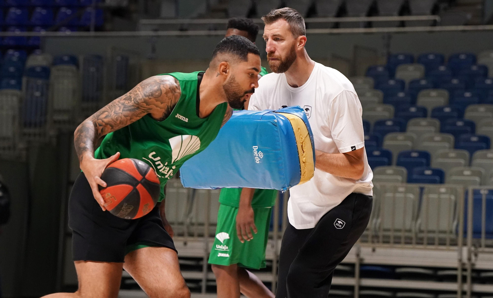 La masterclass del profesor Fran Vázquez a los pívots del Unicaja