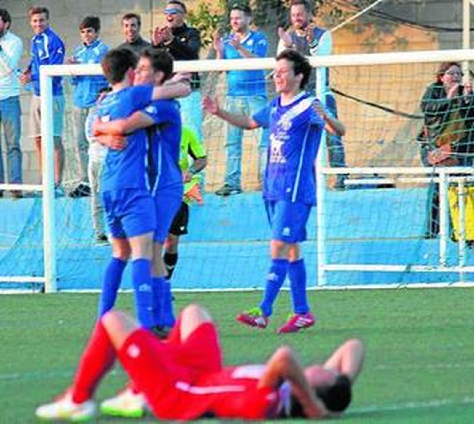 El Canela festeja su ascenso al final de la pasada campaña, en Trigueros.