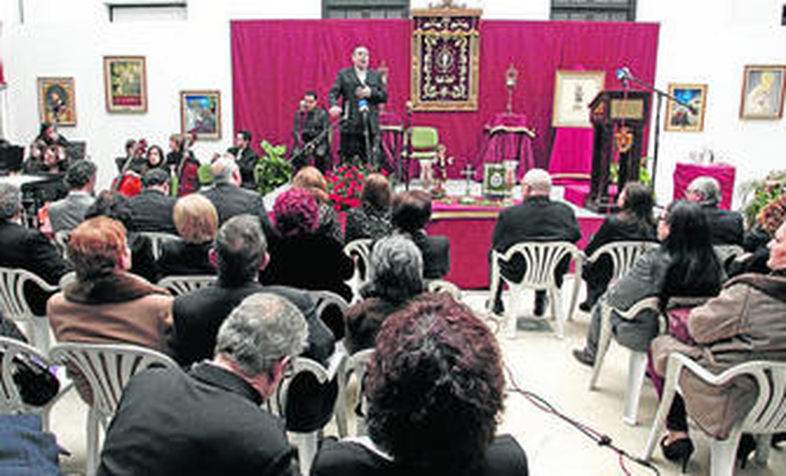 Imagen del claustro de la José Luis Cano atento a la voz de la saeta, ayer.