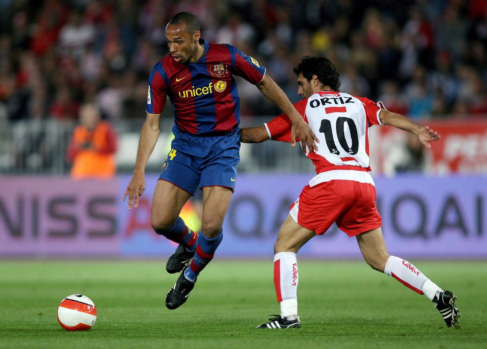 El eterno capitán José Ortiz intenta frenar a Henry en el primer UDA-Barça, un 16 de marzo de 2008
