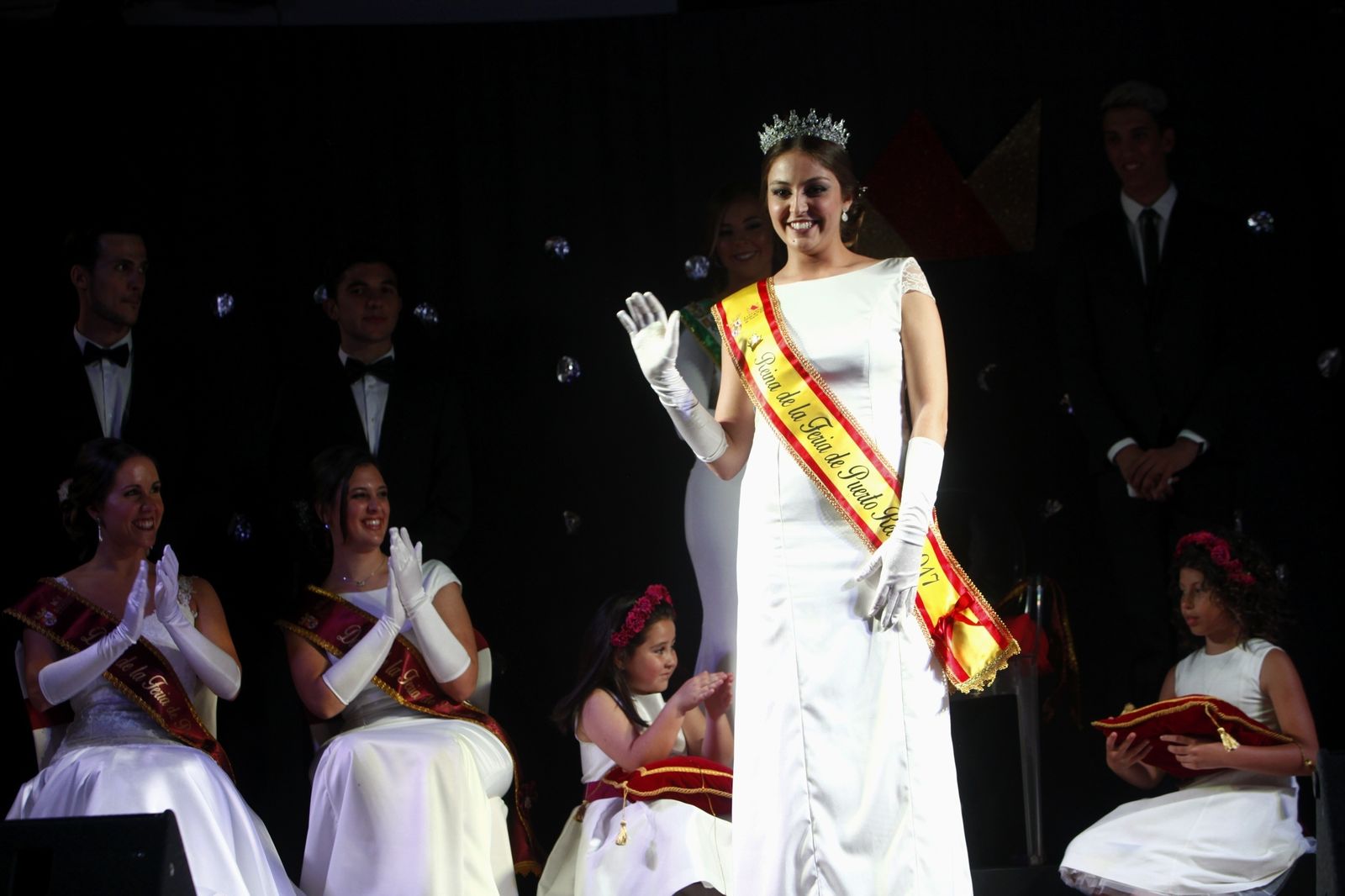 Déborah Prieto, saluda al público asistente a la coronación tras ser nombrada Reina de la Feria.