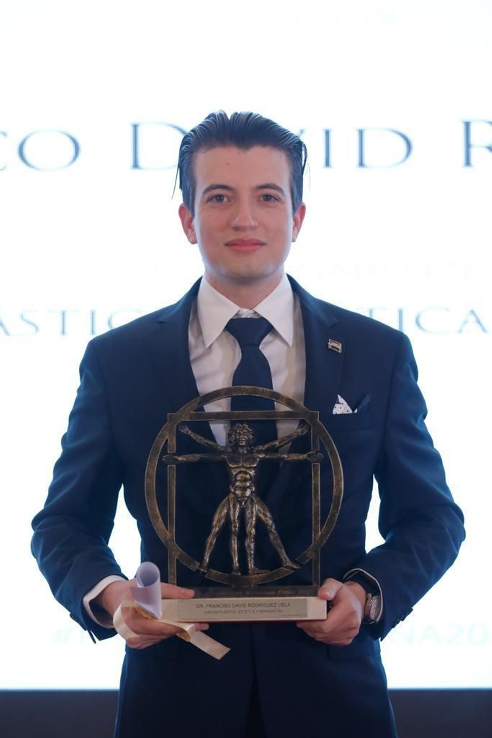 El cirujano con el premio.