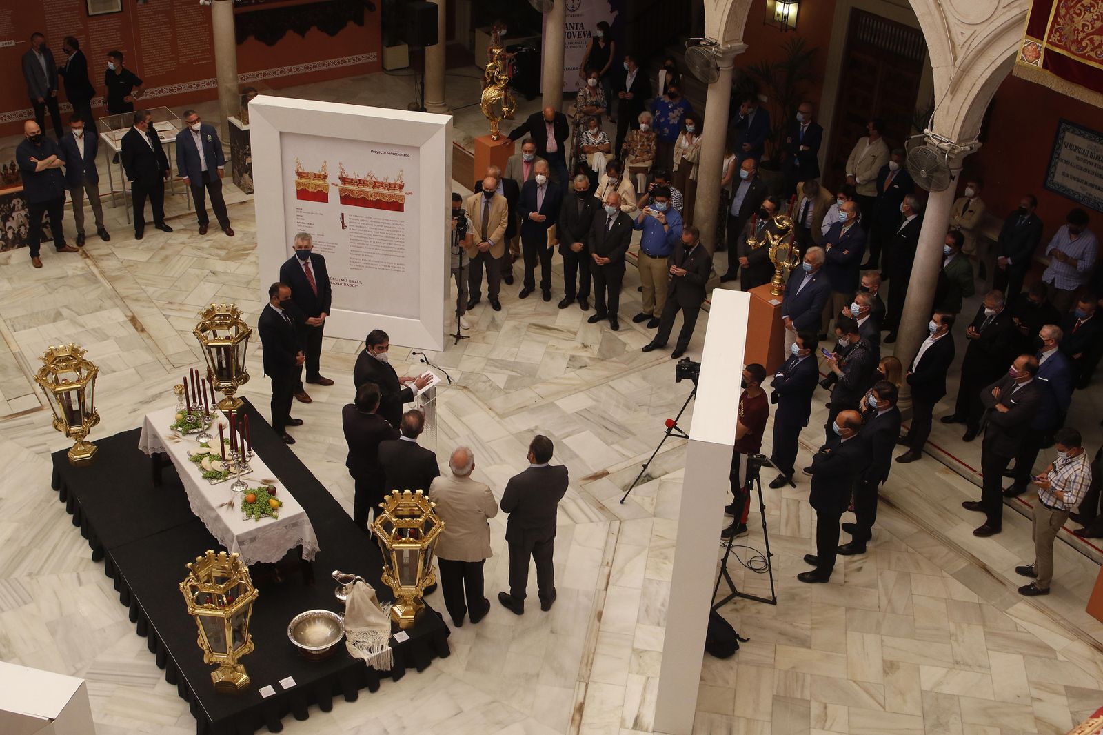 El hermano mayor de la Cena, Álvaro Enríquez, durante su discurso en la inauguración de las exposiciones en la Fundación Cajasol.