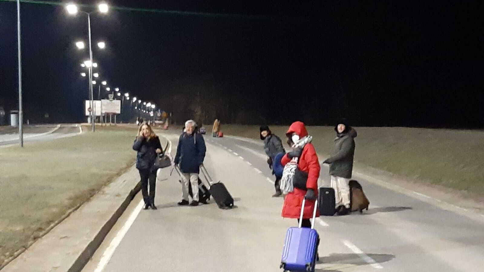 Los doce sevillanos, durante su caminata de cuatro horas entre Rusia y Ucrania.