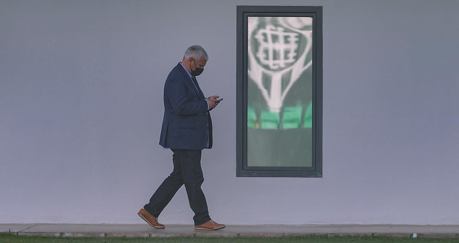 Cordón visualiza el teléfono durante un entrenamiento reciente.