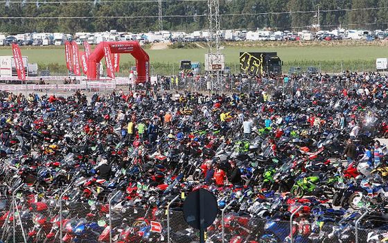 Miles de motos inundan las carreteras de la provincia. 

Foto: Pascual y Juan Carlos Toro