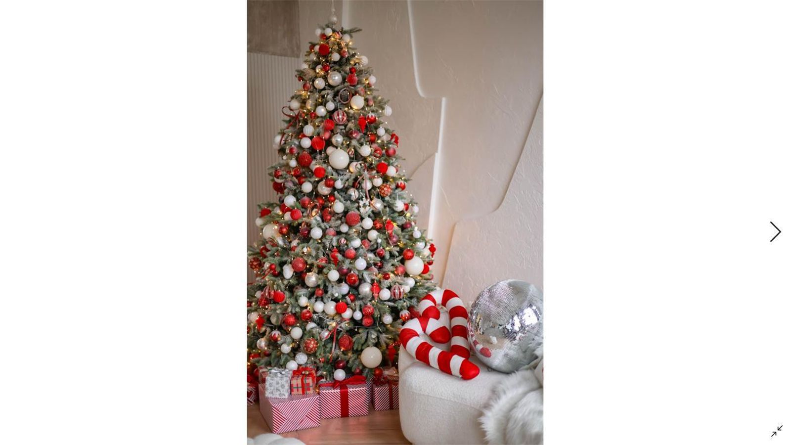 Un árbol de Navidad decorado todo de rojo.