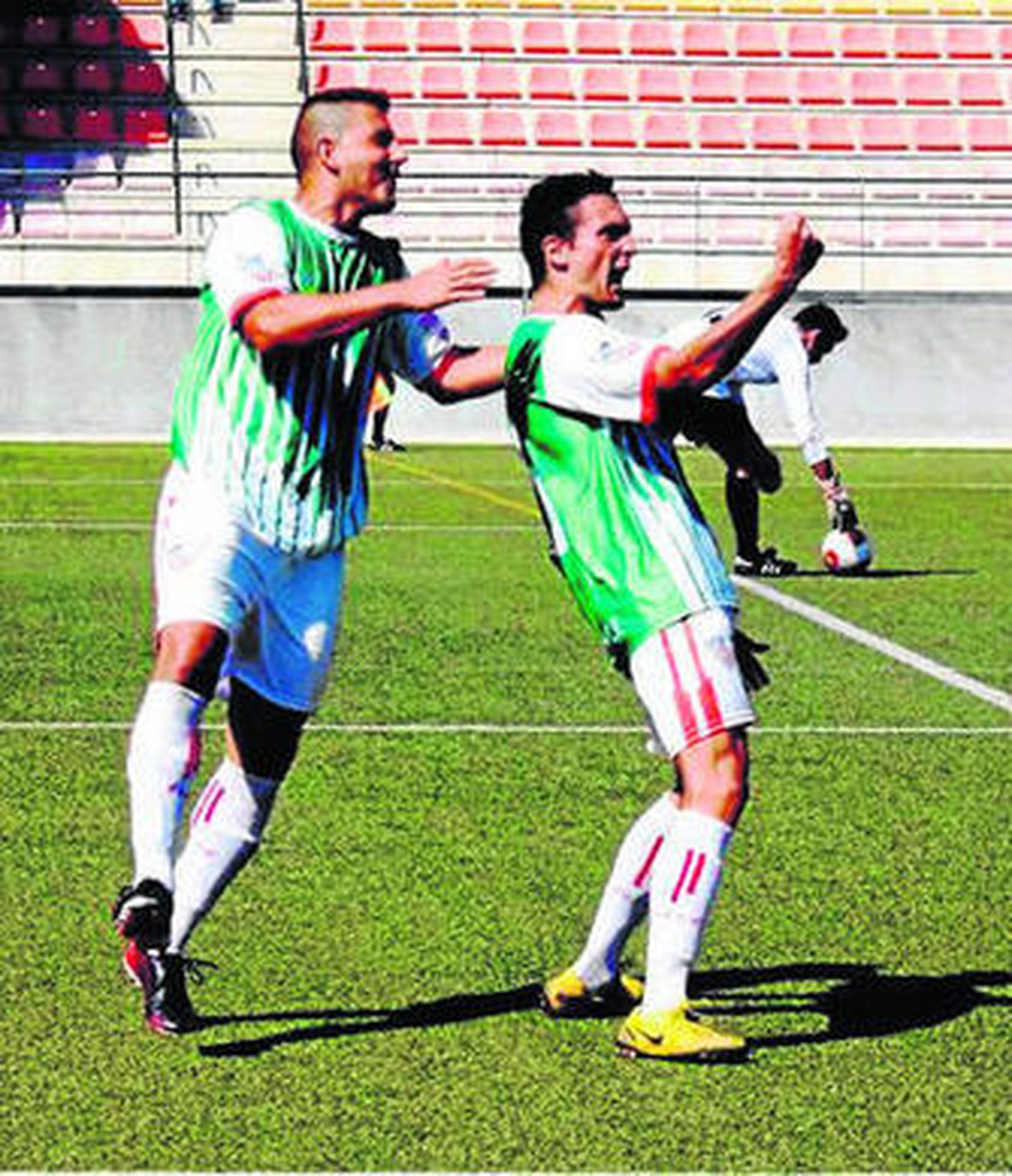 Boga celebra uno de sus dos tantos.