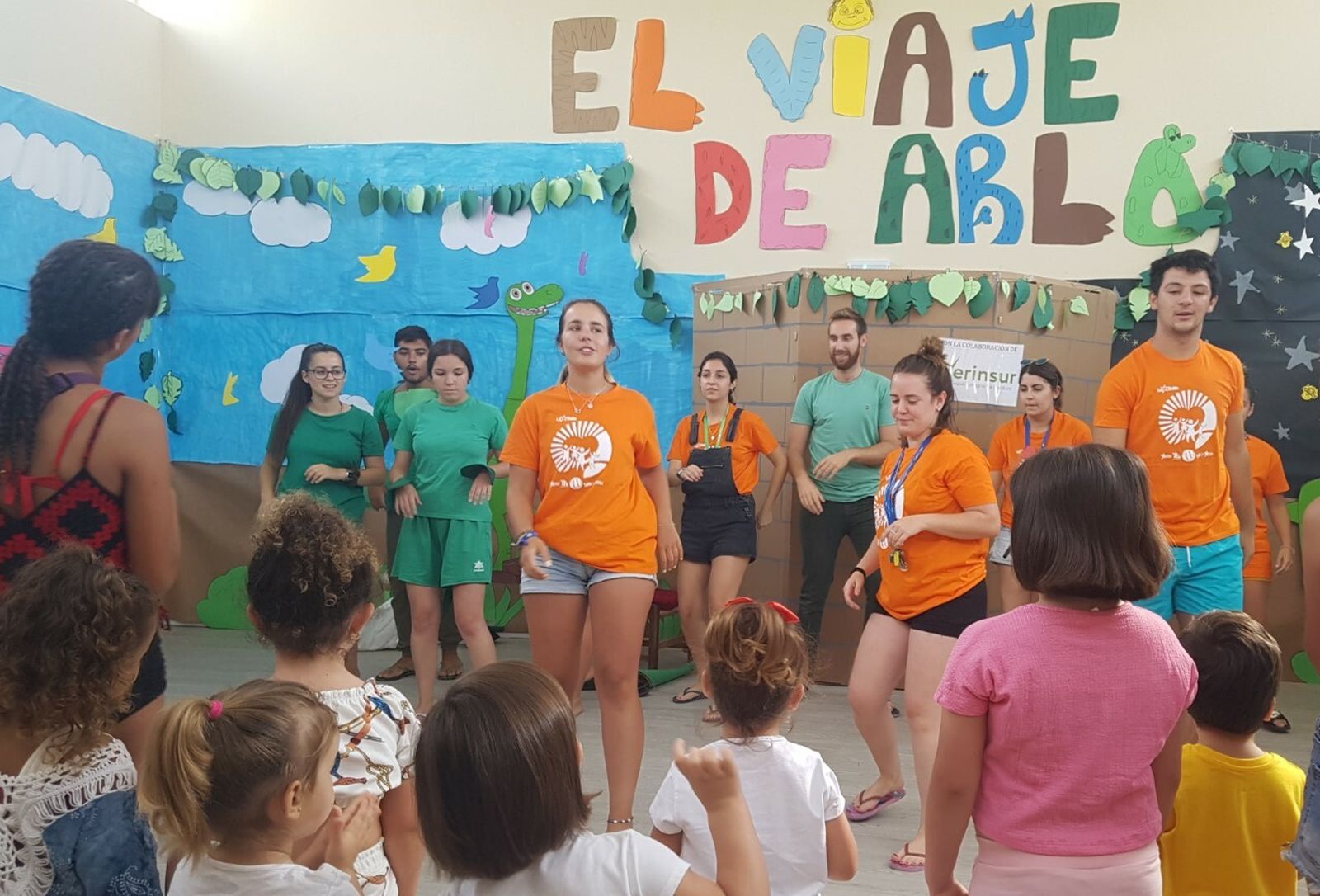 Una actividad del campamento de verano de Cáritas en El Portal.