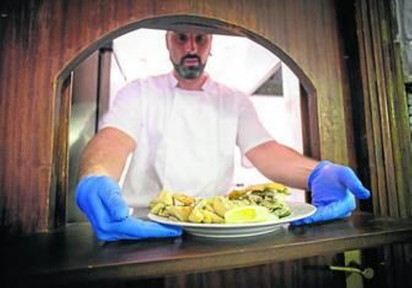 El cocinero del Bar Grimaldi, en una imagen tomada cuando el negocio reabrió al público cuatro meses después de la intoxicación.