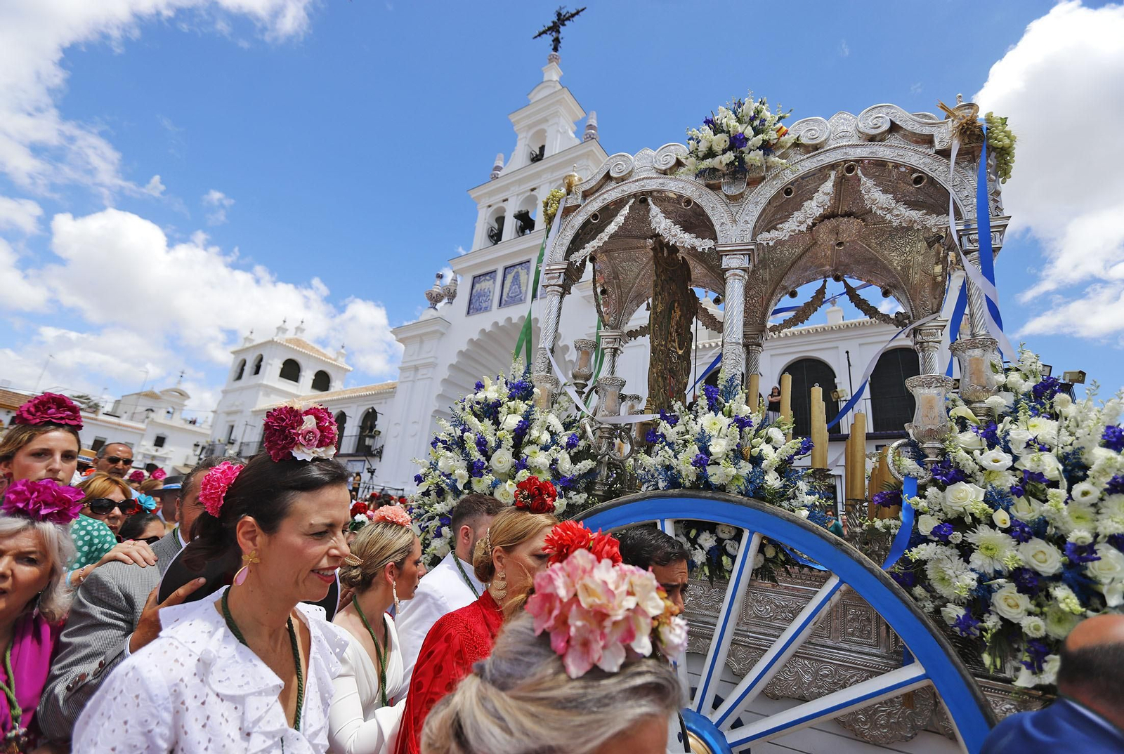 Presentación de la Hermandad de Huelva ante la Blanca Paloma