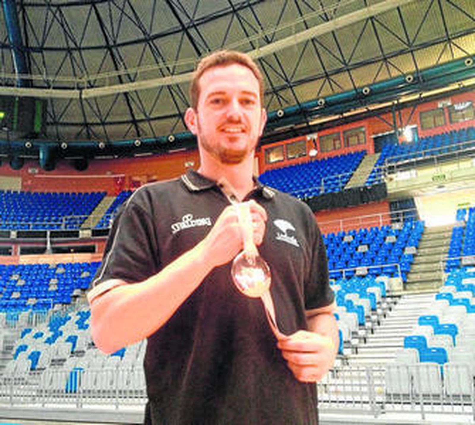 El doctor Carlos Salas posa con la medalla de bronce.