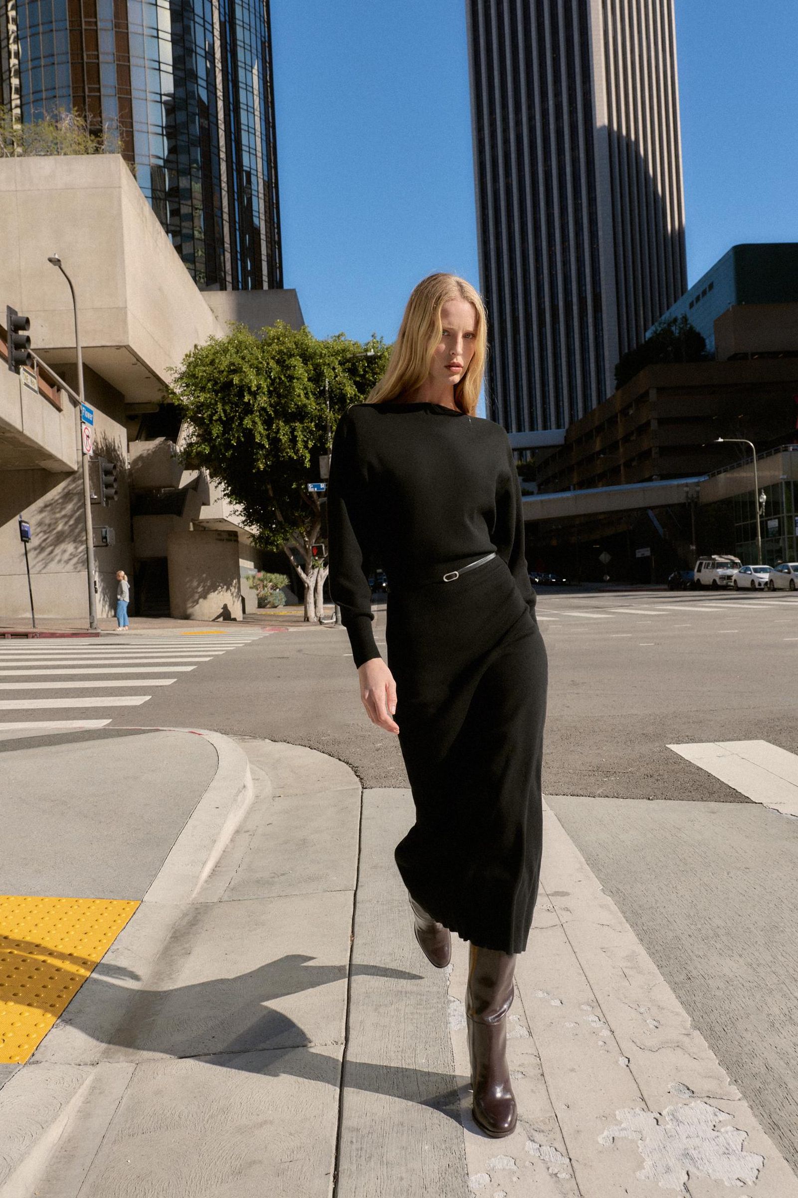 Vestido negro de Zara.