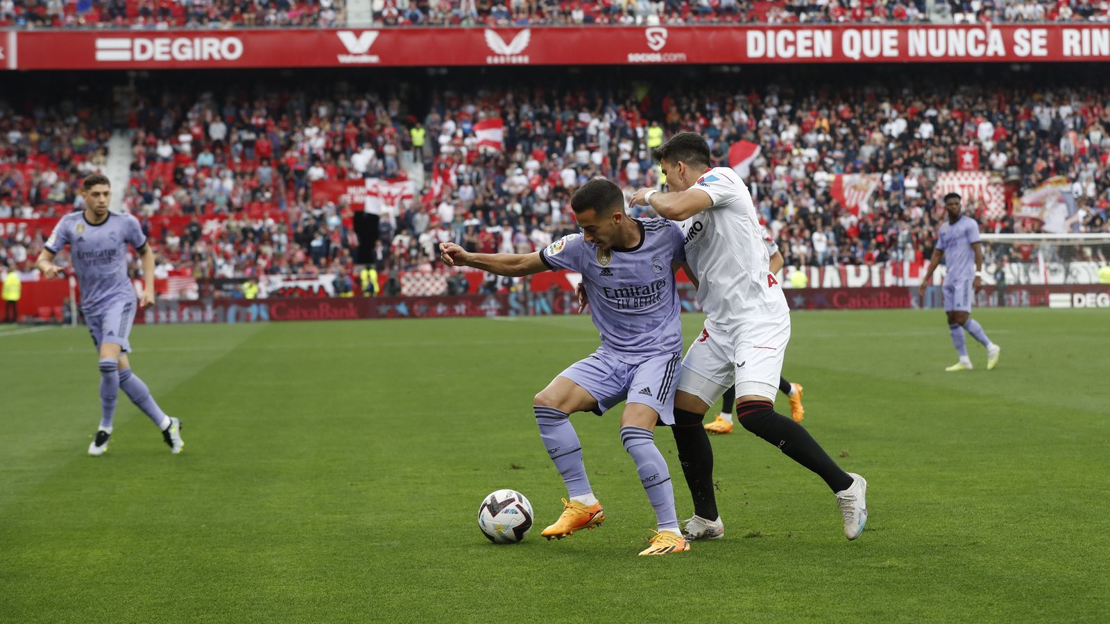 Acuña pelea con Lucas Vázquez por un balón.