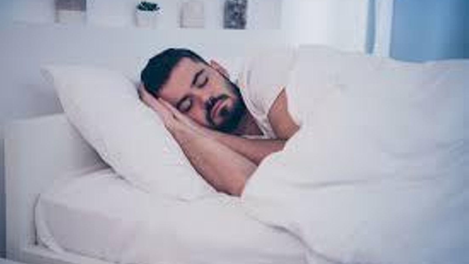 Hombre durmiendo en su cama. /FREEPIK