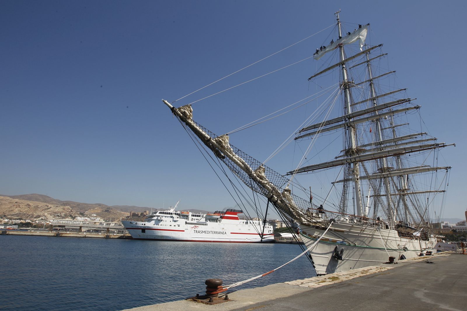 El buque 'embajador'  de Omán atraca en Almería