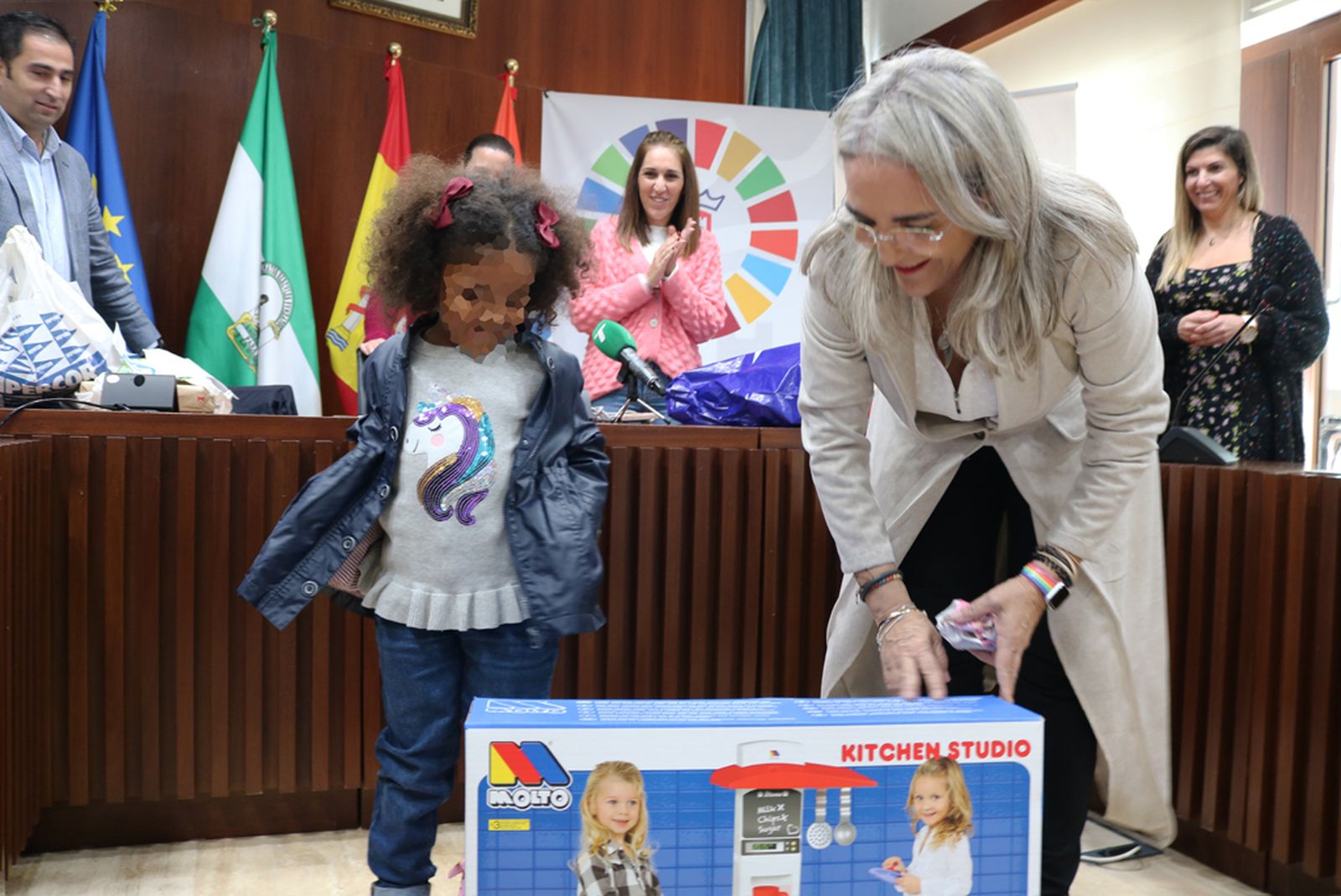 Diez niños de Cartaya reciben sus regalos de reyes gracias al proyecto 'El árbol de los sueños'