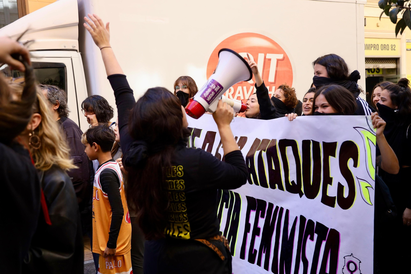 Cientos de personas salen a las calles de Málaga en apoyo a La Invisible, en fotos