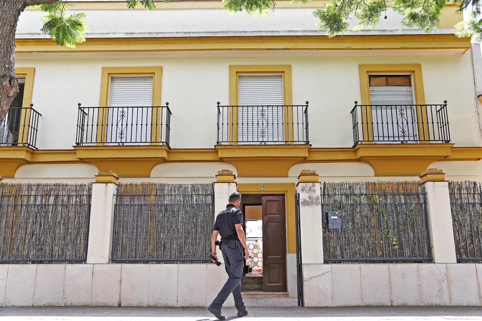 Un agente del Cuerpo Nacional de Policía accede ayer al inmueble donde apareció muerto el hombre de unos 50 años.