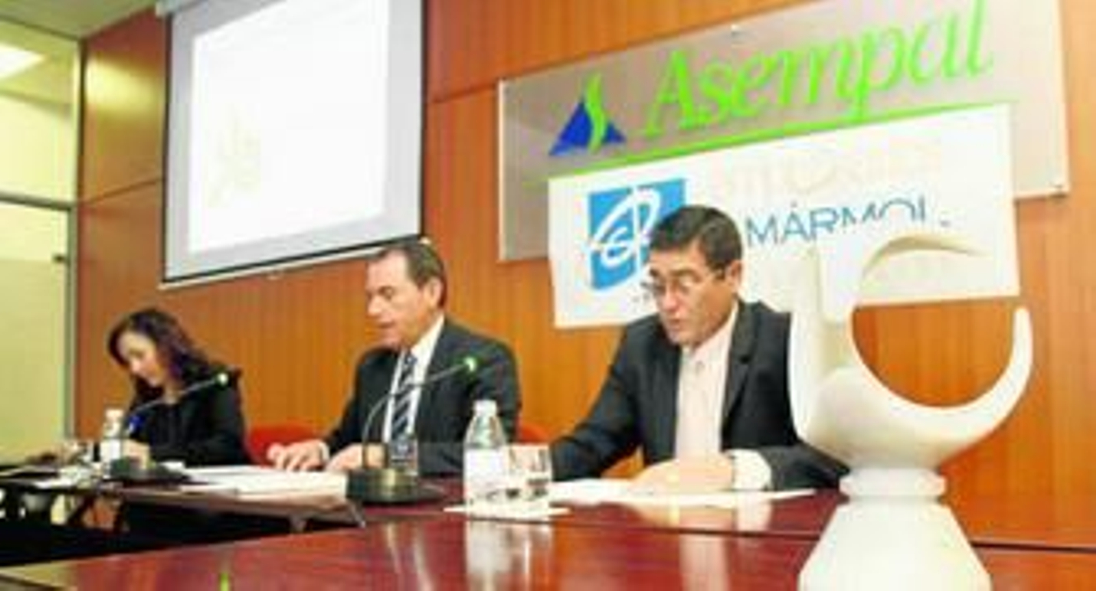 En el centro, Antonio Martínez, presidente de AEMA, que culmina su mandato en menos de tres meses.