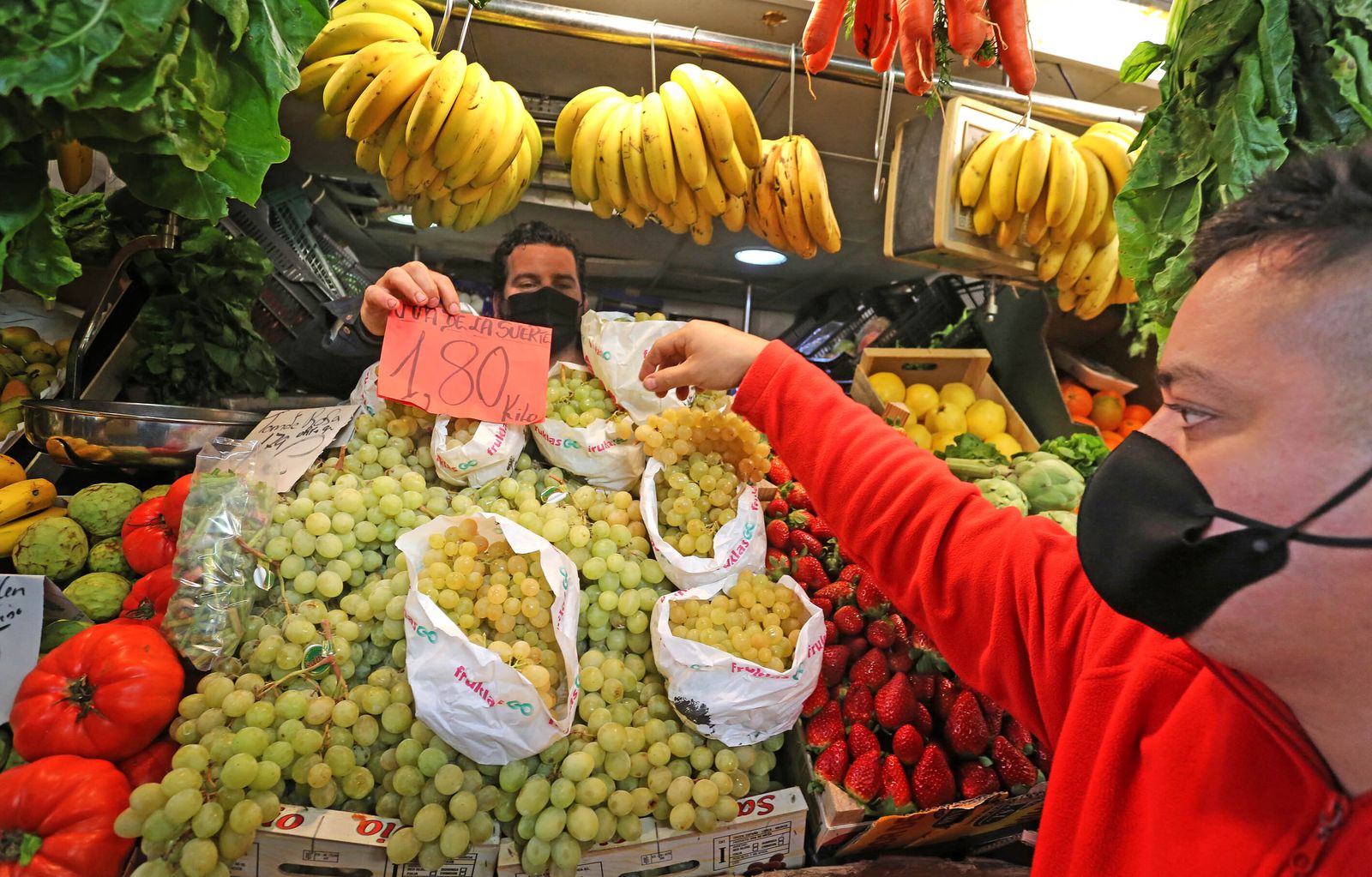 Un cliente comprando uvas este miércoles en el mercado central de abastos de Jerez.