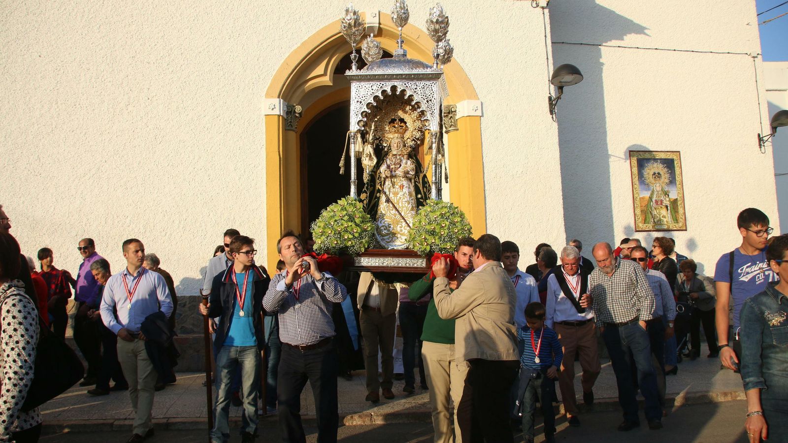 Cientos de virgitanos arropan a su patrona durante la solemne bajada