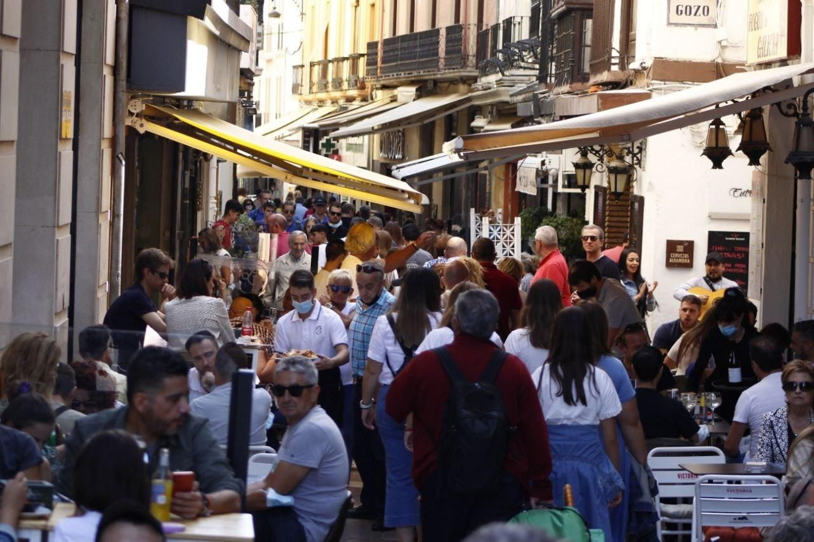 El turismo y la normalidad inundan Granada: terrazas y calles llenas por el Puente del 12 de octubre, en imágenes