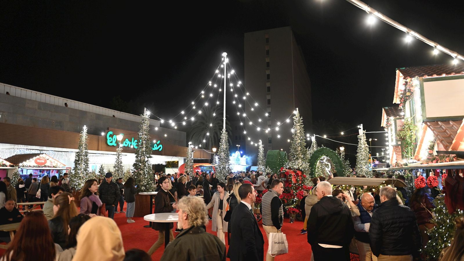 El poblado navideño junto a El Corte Inglés.