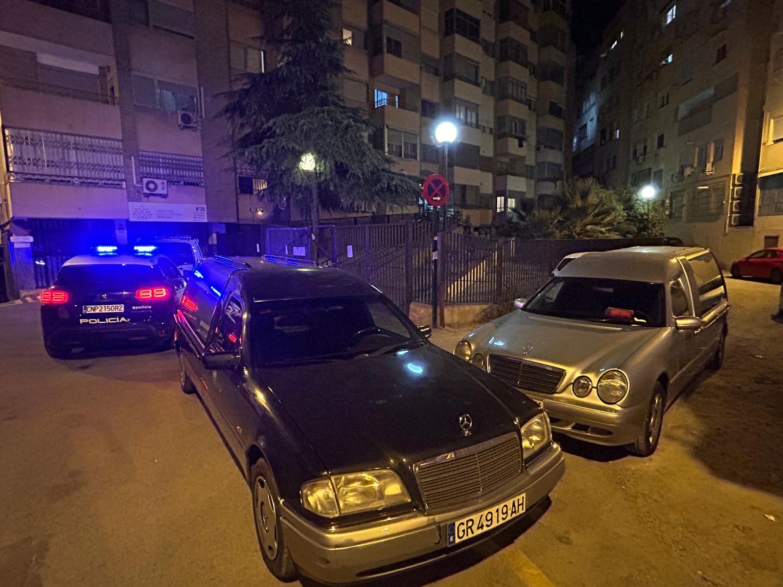 Alrededores del edificio donde ocurrió el suceso a última hora de la noche.