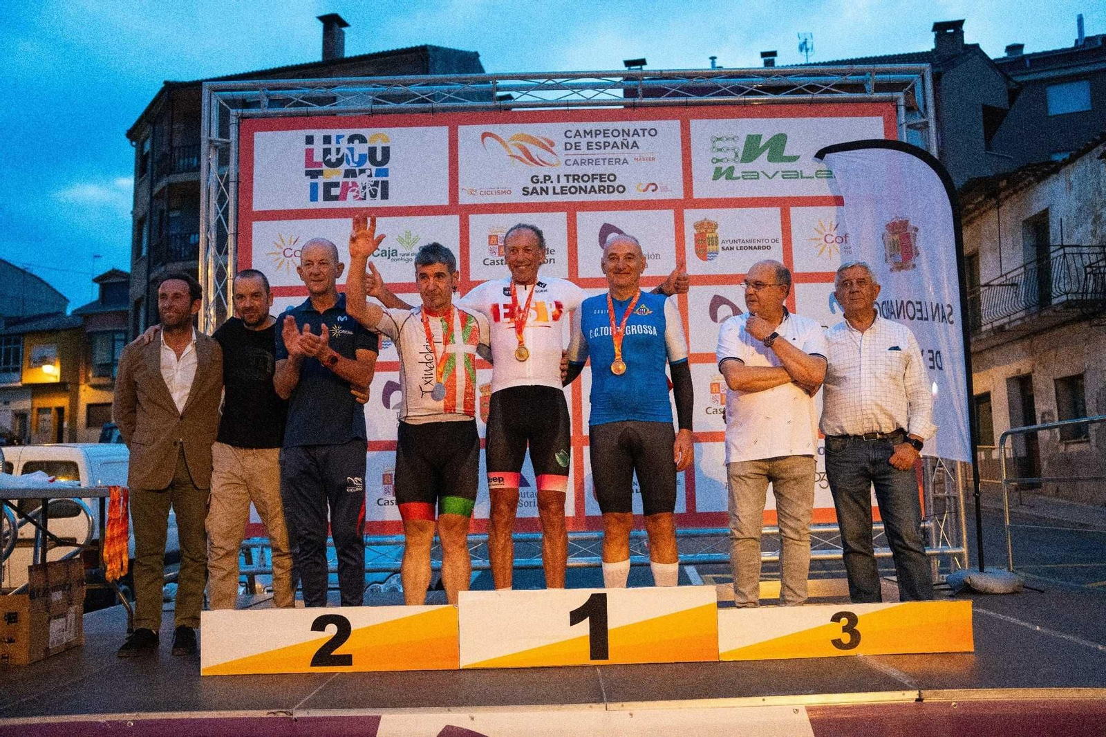 Mario Fernández, junto a José Miguel Saizar y Celestí Capell, en el podio.