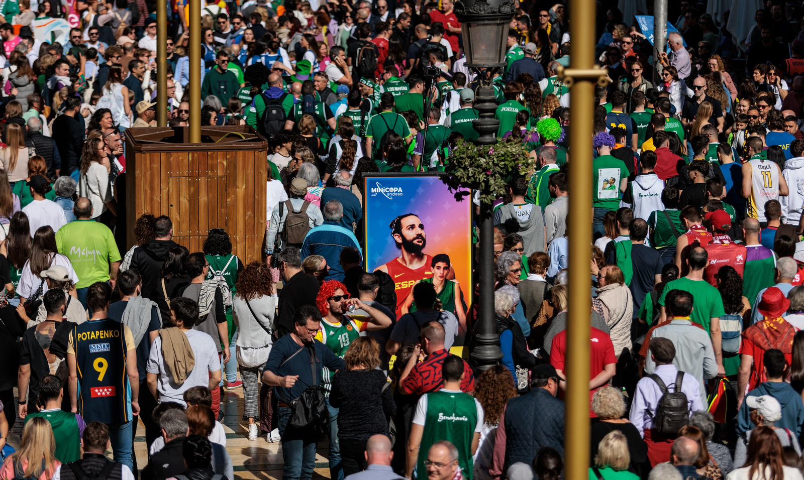 La invasión de las aficiones  de la Copa del centro de Málaga