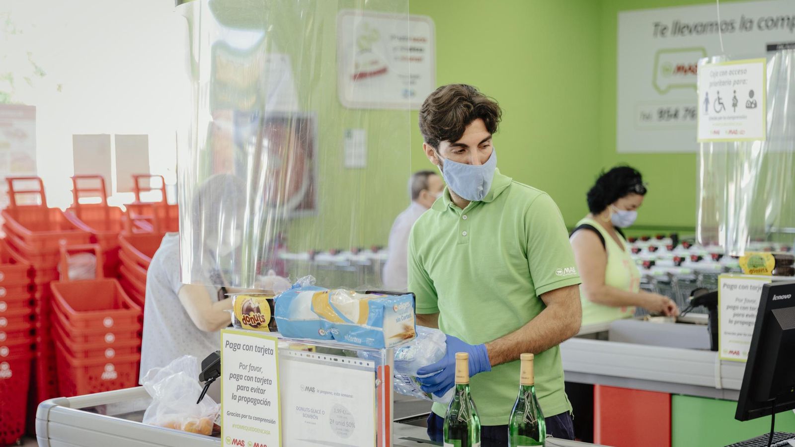 Trabajadores del supermercado, protegidos.