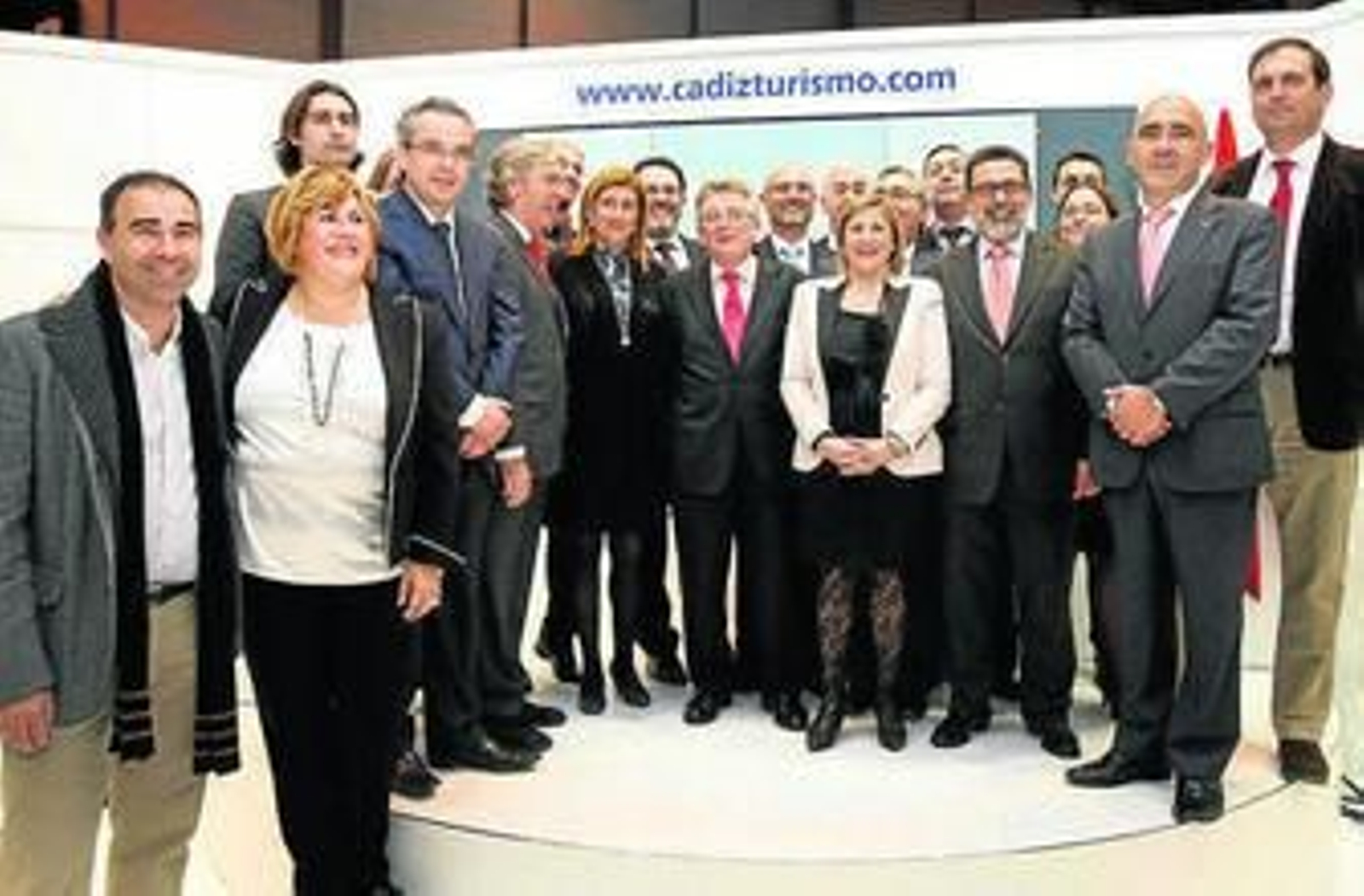 Varios alcaldes y representantes políticos posan tras los actos oficiales.