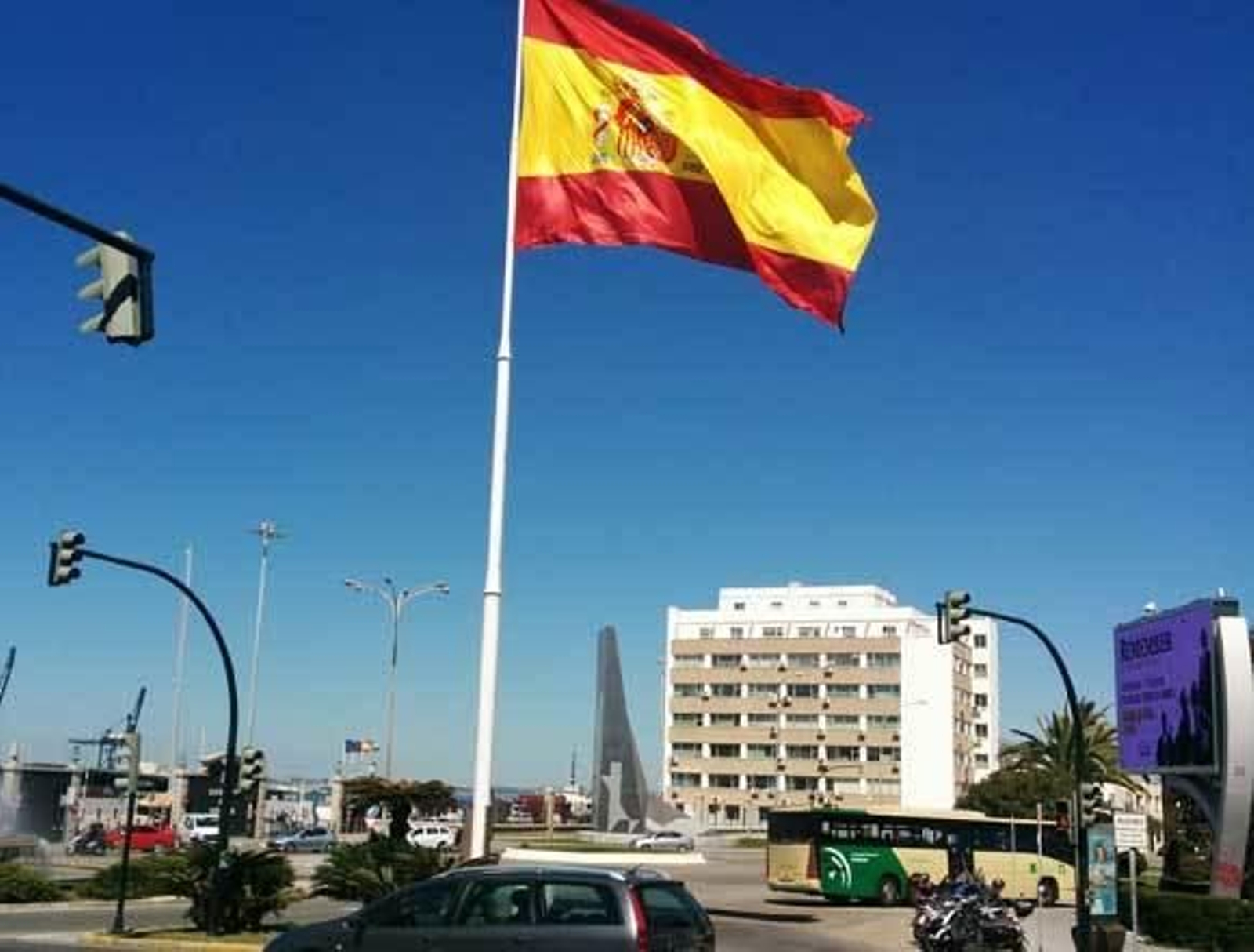 La bandera de España vuelve a ondear en la plaza de Sevilla