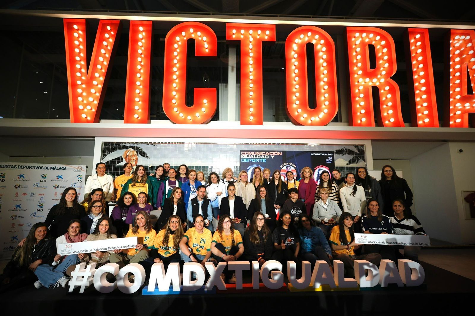 Foto grupal tras el evento de Comunicación, Igualdad y Deporte