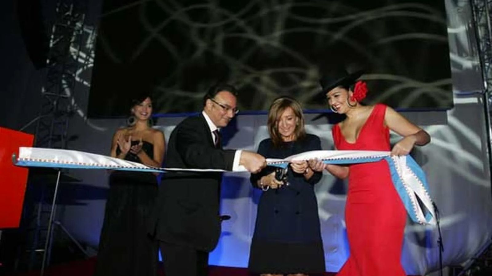 El director general de IICG y la alcaldesa durante el corte de la cinta inaugural del complejo en 2010.