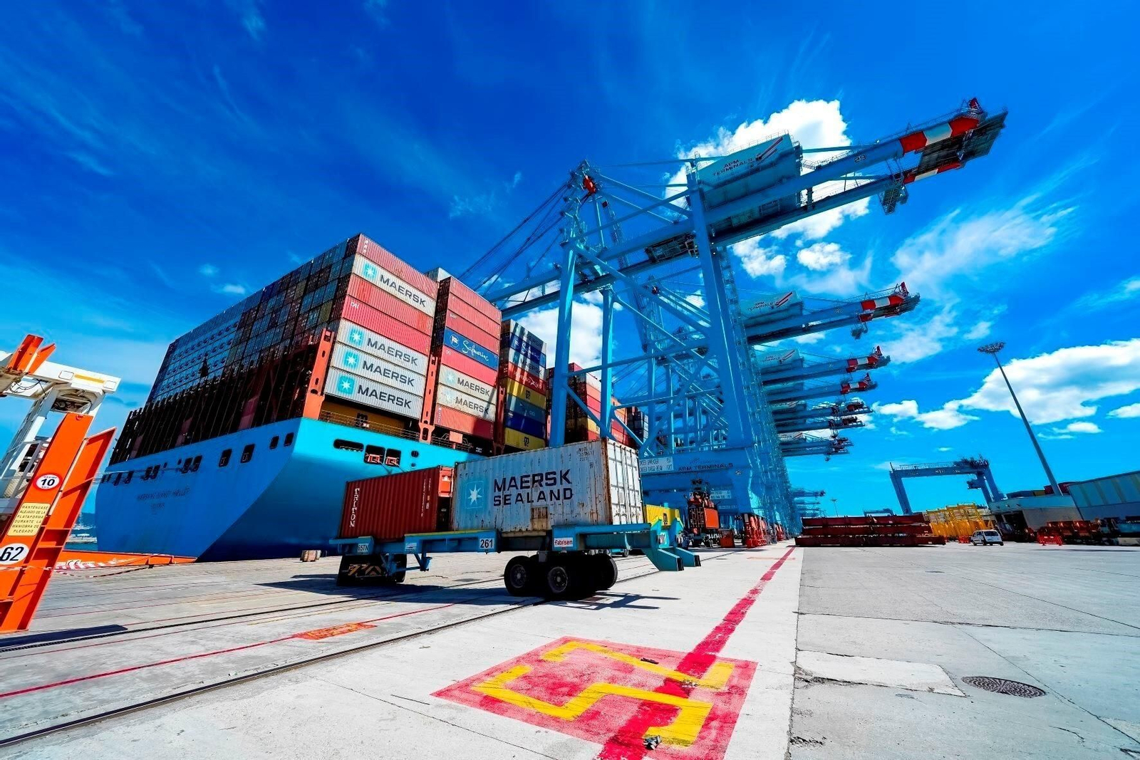 Contenedores siendo embarcados en el puerto de Algeciras. Contenedores siendo embarcados en el puerto de Algeciras.